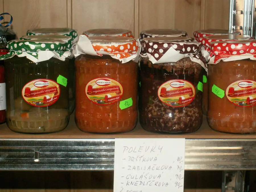 Sklenice s domácími polévkami